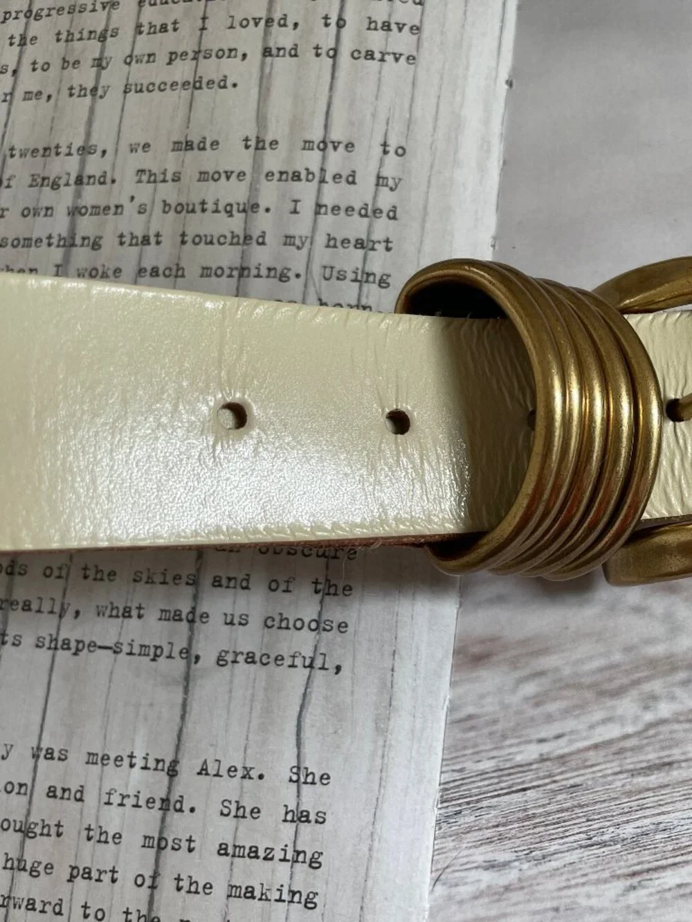 ANTHROPOLOGIE Cream Colored Crinkled Leather Belt with Gold Buckle; MEDIUM: EUC!